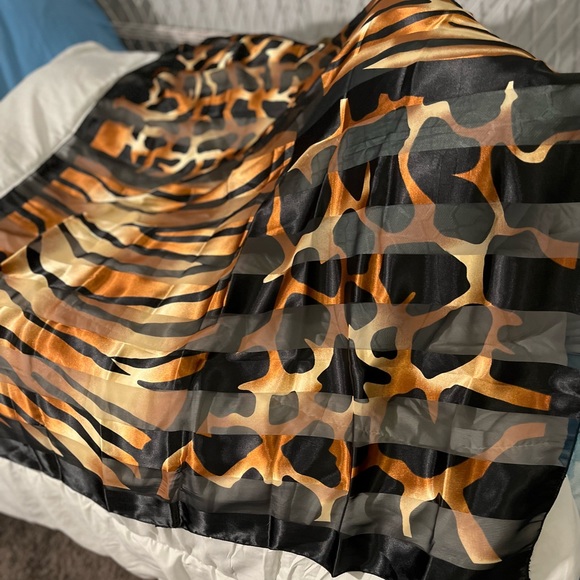 Elaine Animal print scarve - Picture 4 of 10
